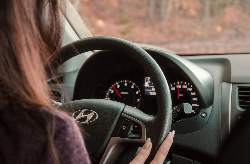 여성이 운전하는 사진