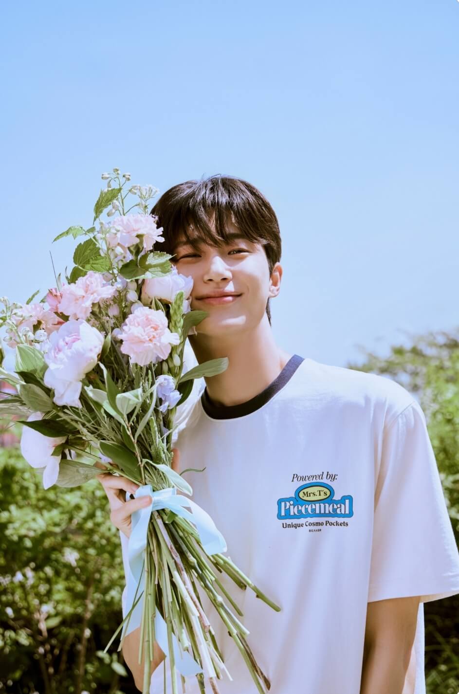 꽃다발을-들고-미소짓는-변우석