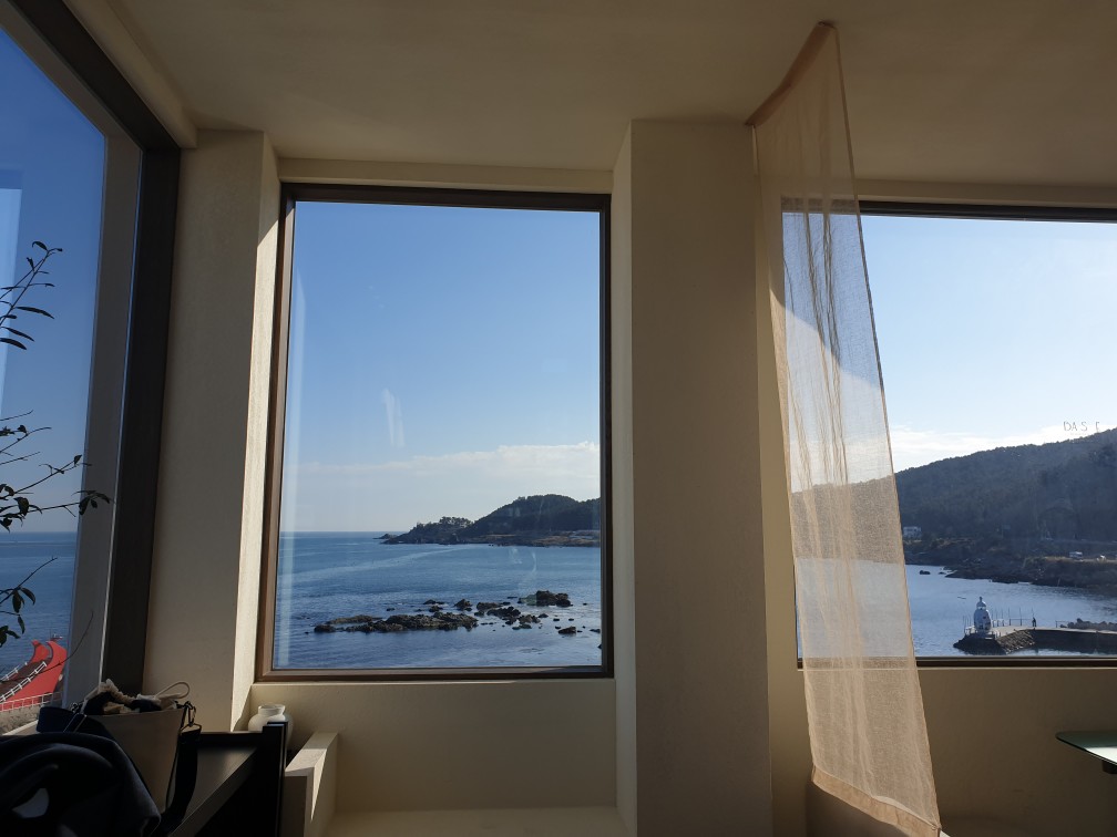 카페베이스 4층 창가