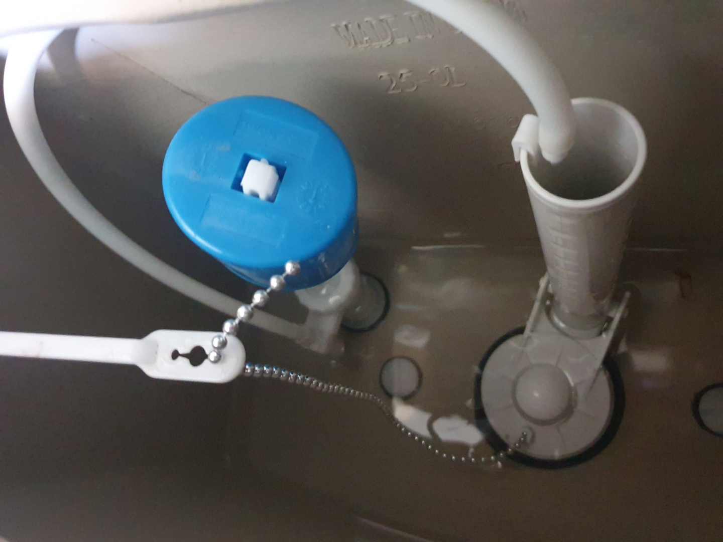 교체할-변기줄을-손잡이-연결부에-연결한-모습