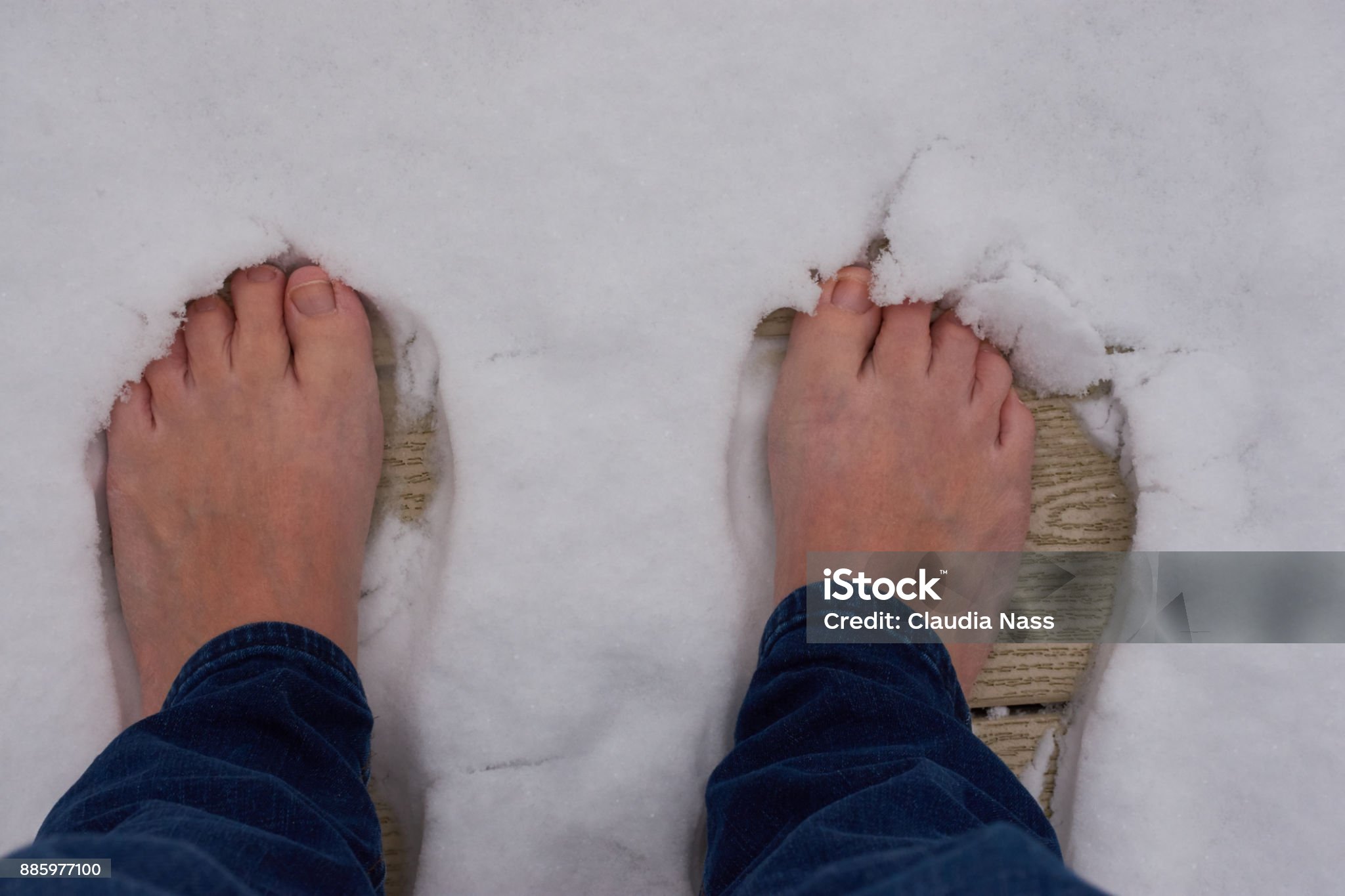 하얀 눈 위에 두 발