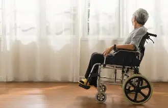 휄체어-탄-사람