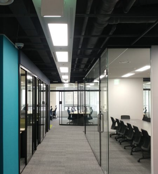회의실&amp;#44; 사무실 복도. 주로 통유리로 이루어져있음