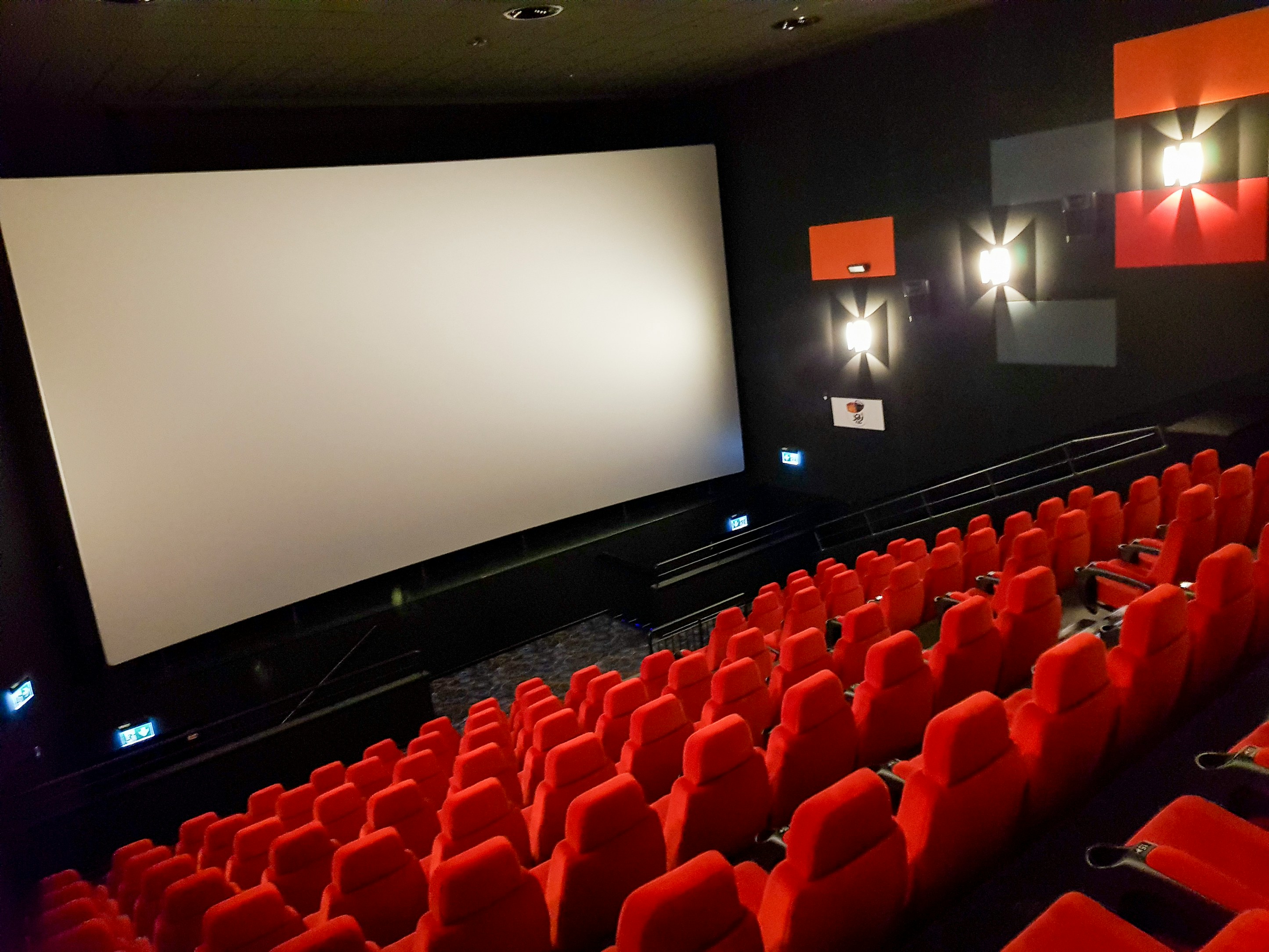 아이맥스 IMAX 상영관 설계 원리 시야각 FOV 및 건축 구조 분석 곡면 스크린 효과