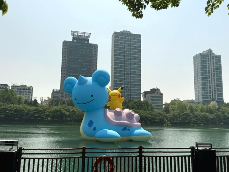석촌호수위에 포켓몬
