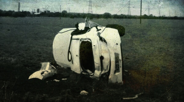 사고로-들판에-떨어진-자동차