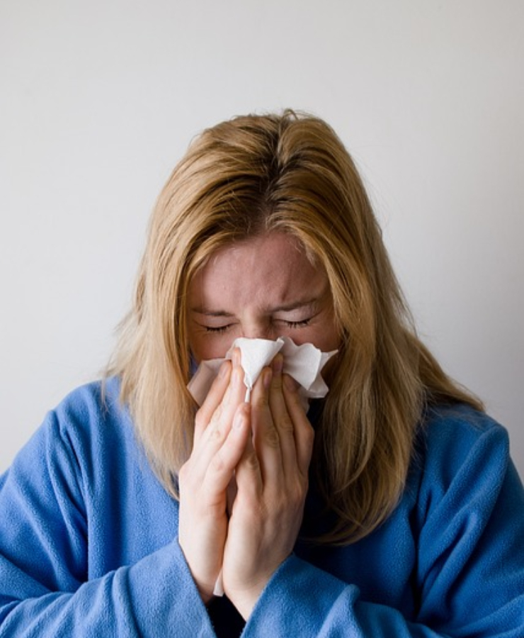 재채기-하는-여성