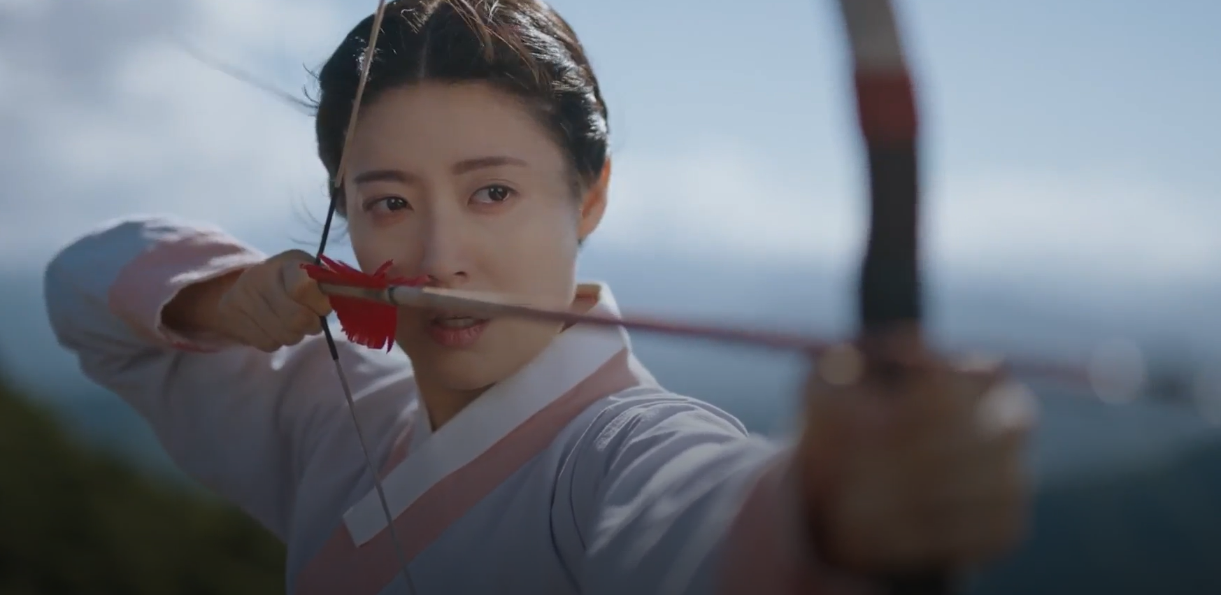 왕에게 화살을 겨누는 은조 장면