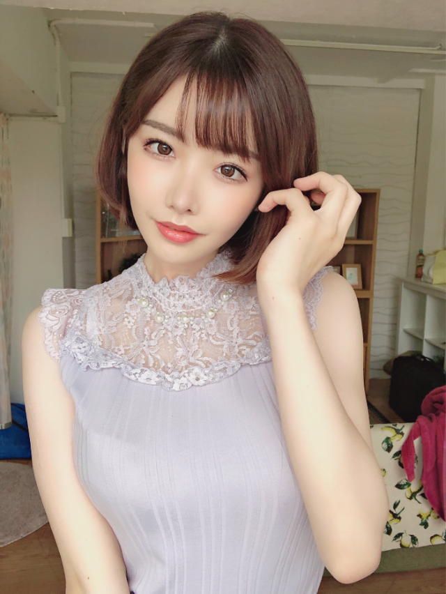 머리를 넘기는 후카다 에이미(Eimi Fukada, 深田えいみ) 사진