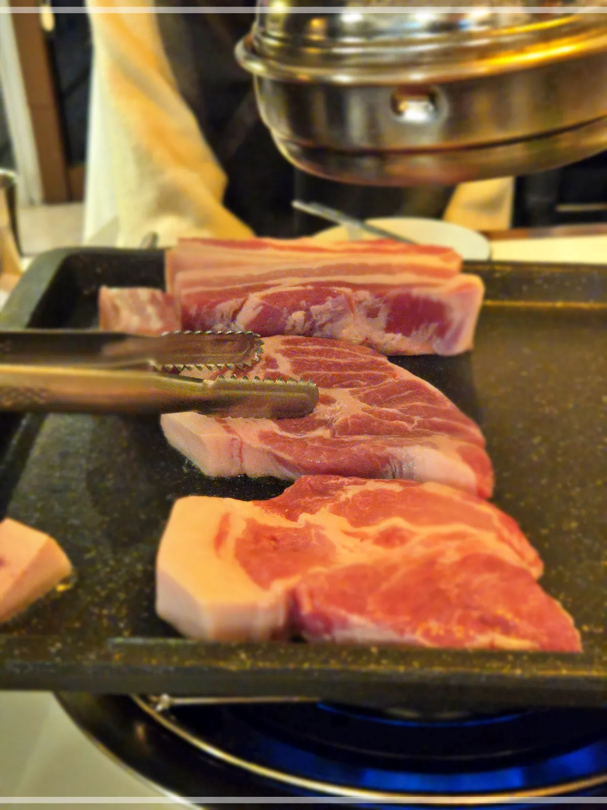 제주-성산읍-도새기상회-흑돼지-고기집-고기굽기