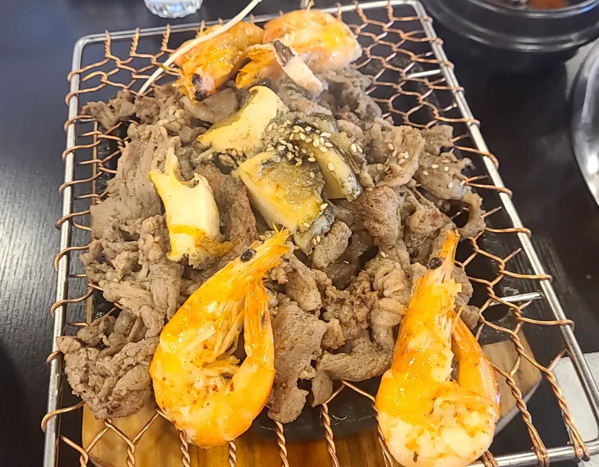 강경불고기성북월곡점-석쇠에올려진-강경돼지불고기-새우4마리-전복4개