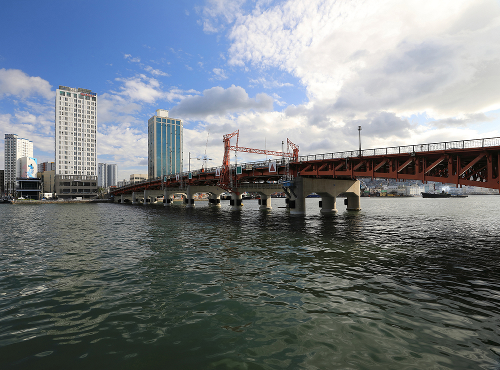 그린리모델링을 통해 건물의 에너지 효율성을 향상시키면 전력 소비 및 에너지 비용을 절감할 수 있습니다.