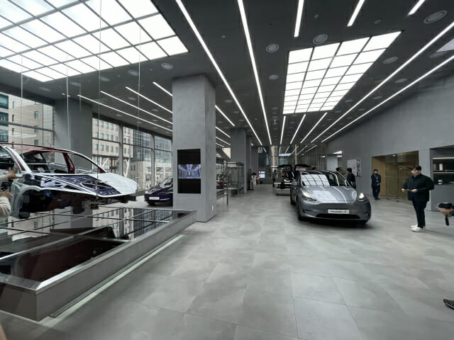 테슬라 강남스토어 전시장 전경