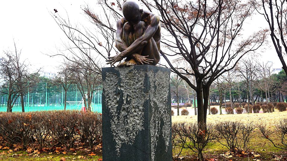 작품설명: 새로운 생명을 염원하는 생명력에의 갈구와 신비로움, 자연적 회귀(回歸)에 인간의 심상(心象)을 담아낸 작품