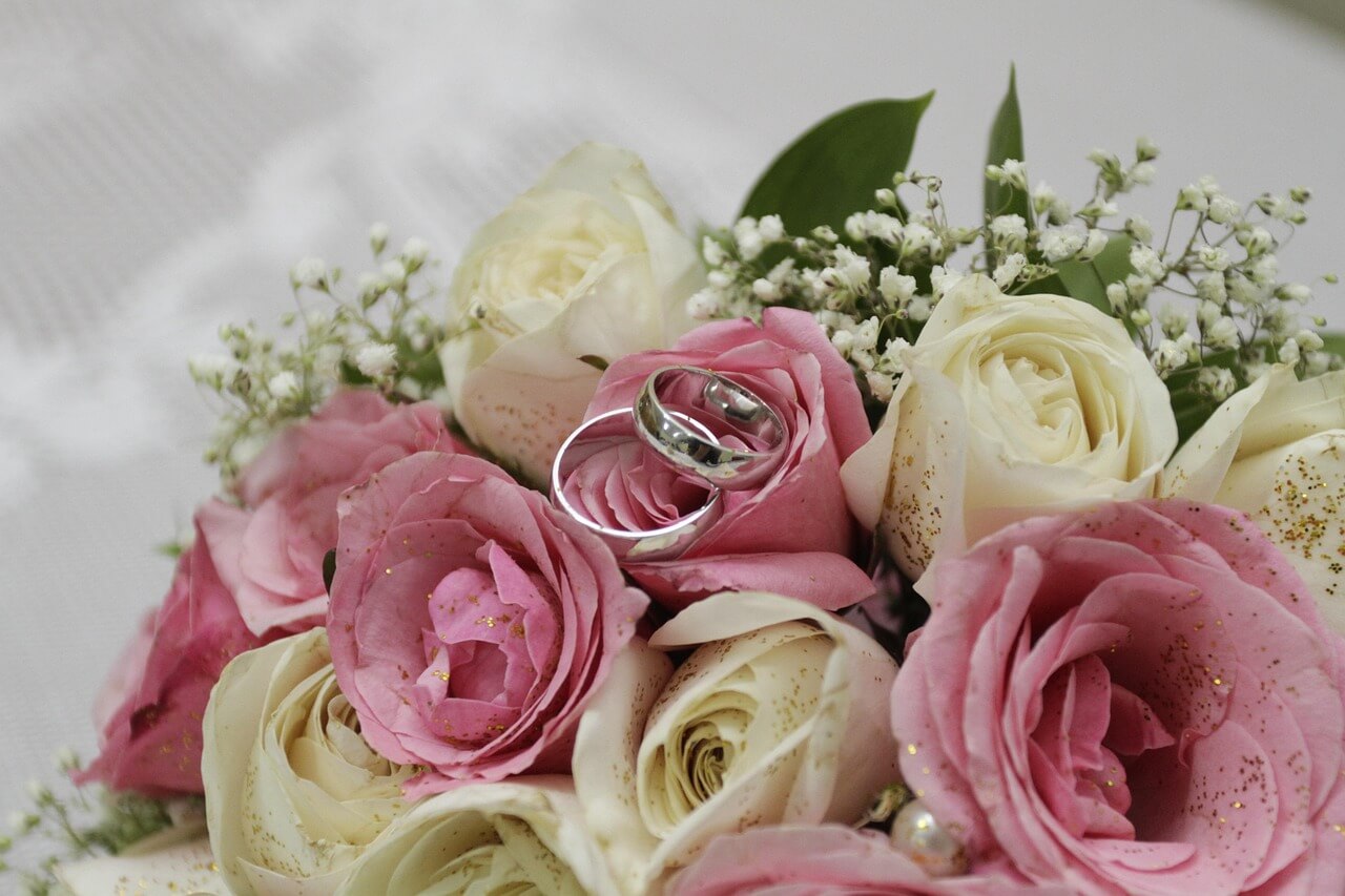 신부부케에 결혼반지 한쌍이 올려져 있는 사진