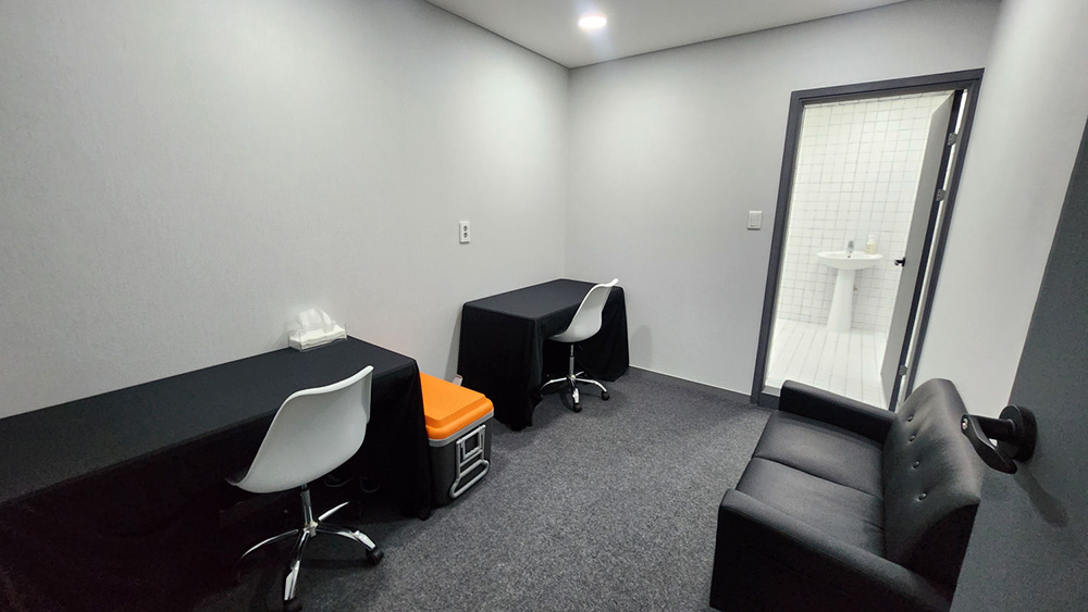 명화라이브홀 지하 1층 대기실