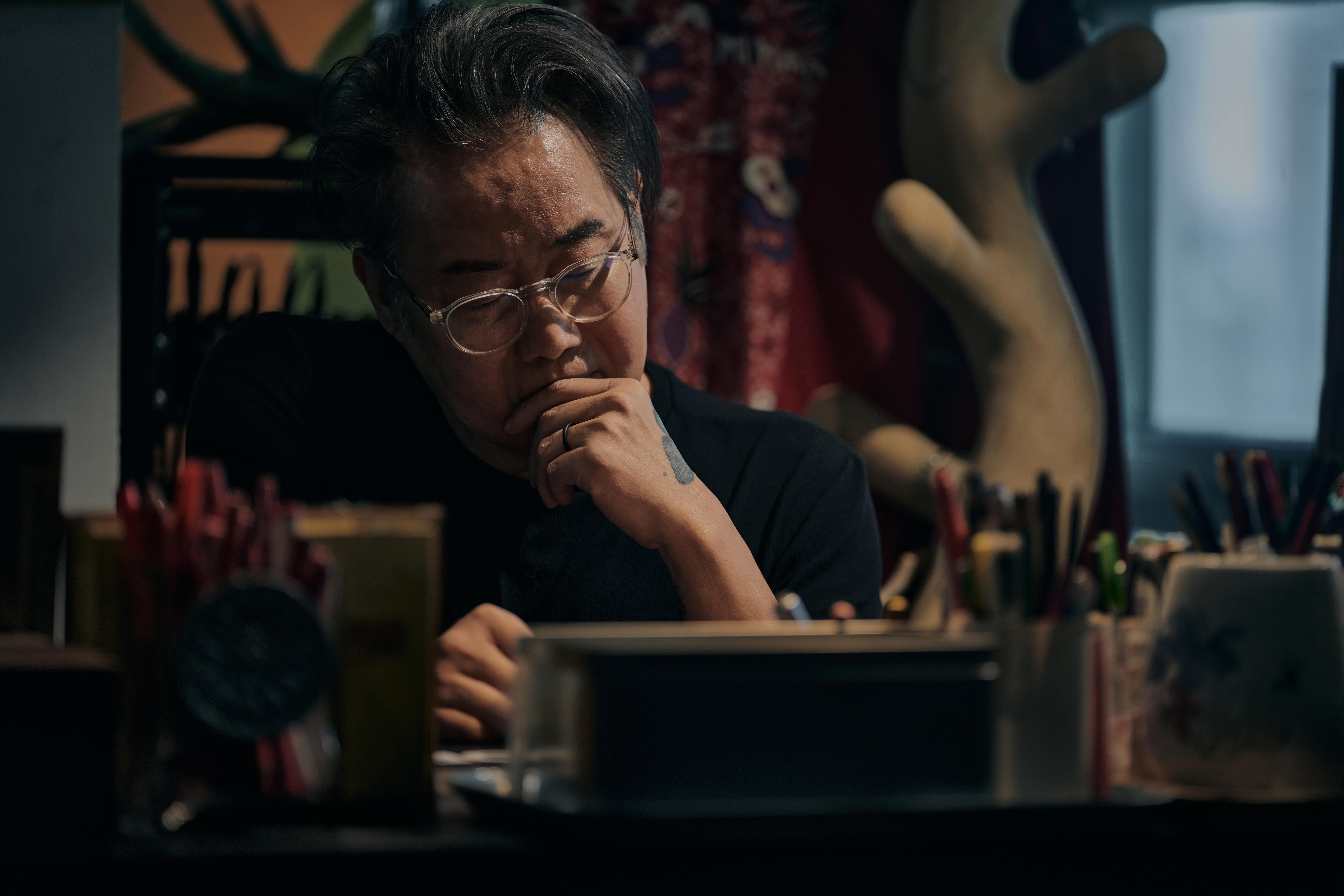 작업 중인 김중만 작가