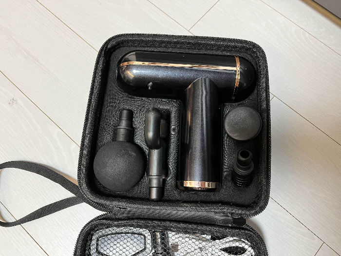 보관 파우치와 마사지건 모습