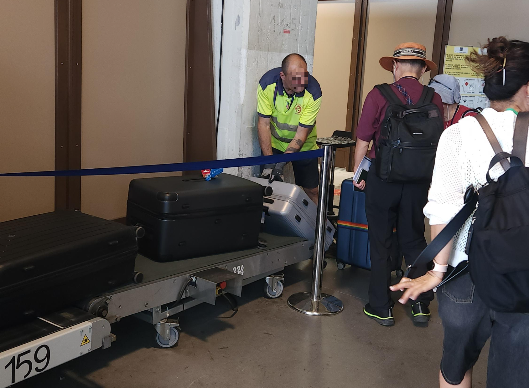 짐-벨트에-짐-올려놓기