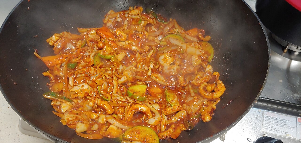 양념이 늘러붙지 않게 쉬지 않고 볶는다.