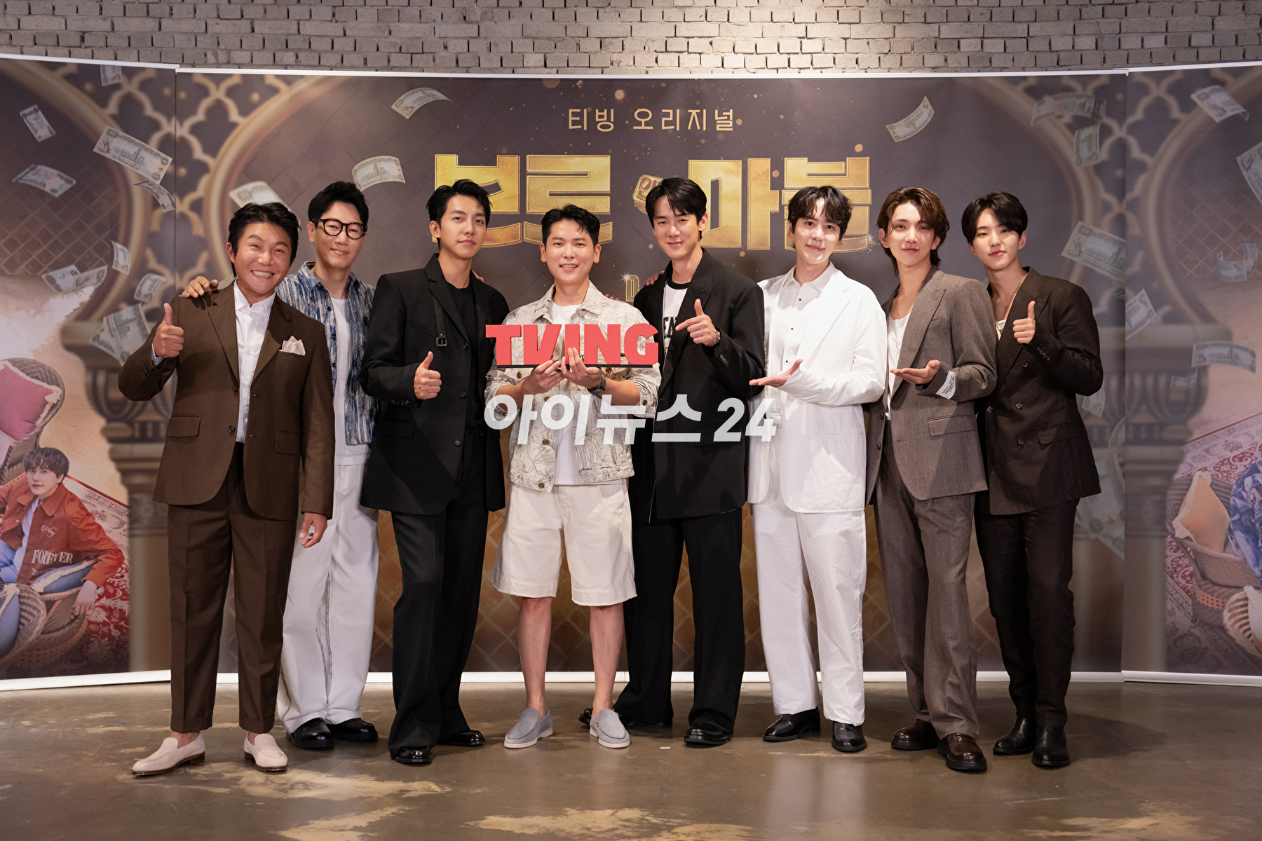 코미디언 조세호, 지석진, 가수 겸 배우 이승기, 이홍희 PD, 배우 유연석, 그룹 슈퍼주니어 규현, 세븐틴 조슈아, 호시가 17일 온라인으로 진행된 티빙 오리지널 예능 '브로 앤 마블' 제작발표회에 참석해 포즈를 취하고 있다. [사진=티빙]