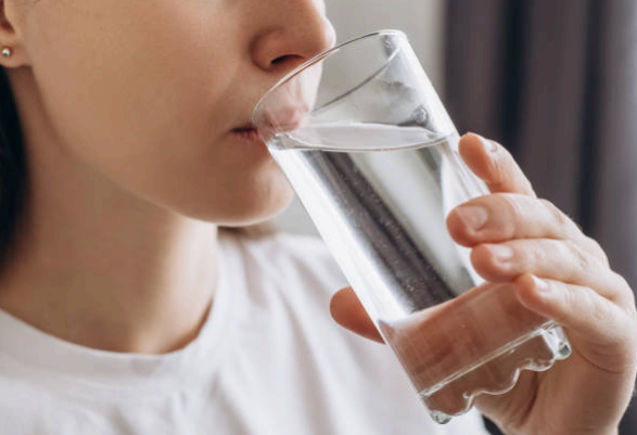 목소리에 수분이 왜 중요할까? 물 마시는 요령 정리