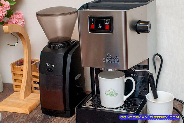 바라짜 엔코 그라인더와 가찌아 클래식 커피머신
