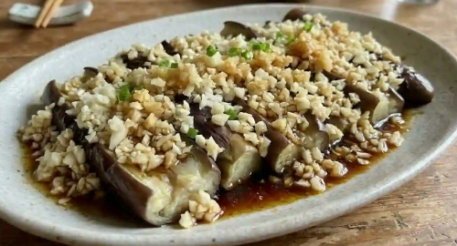 가지 마늘찜이 식탁 위 접시에 놓여 있음.