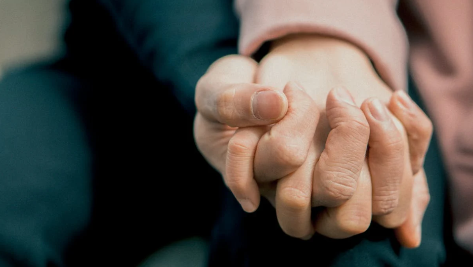 손을 잡고 있는 사진