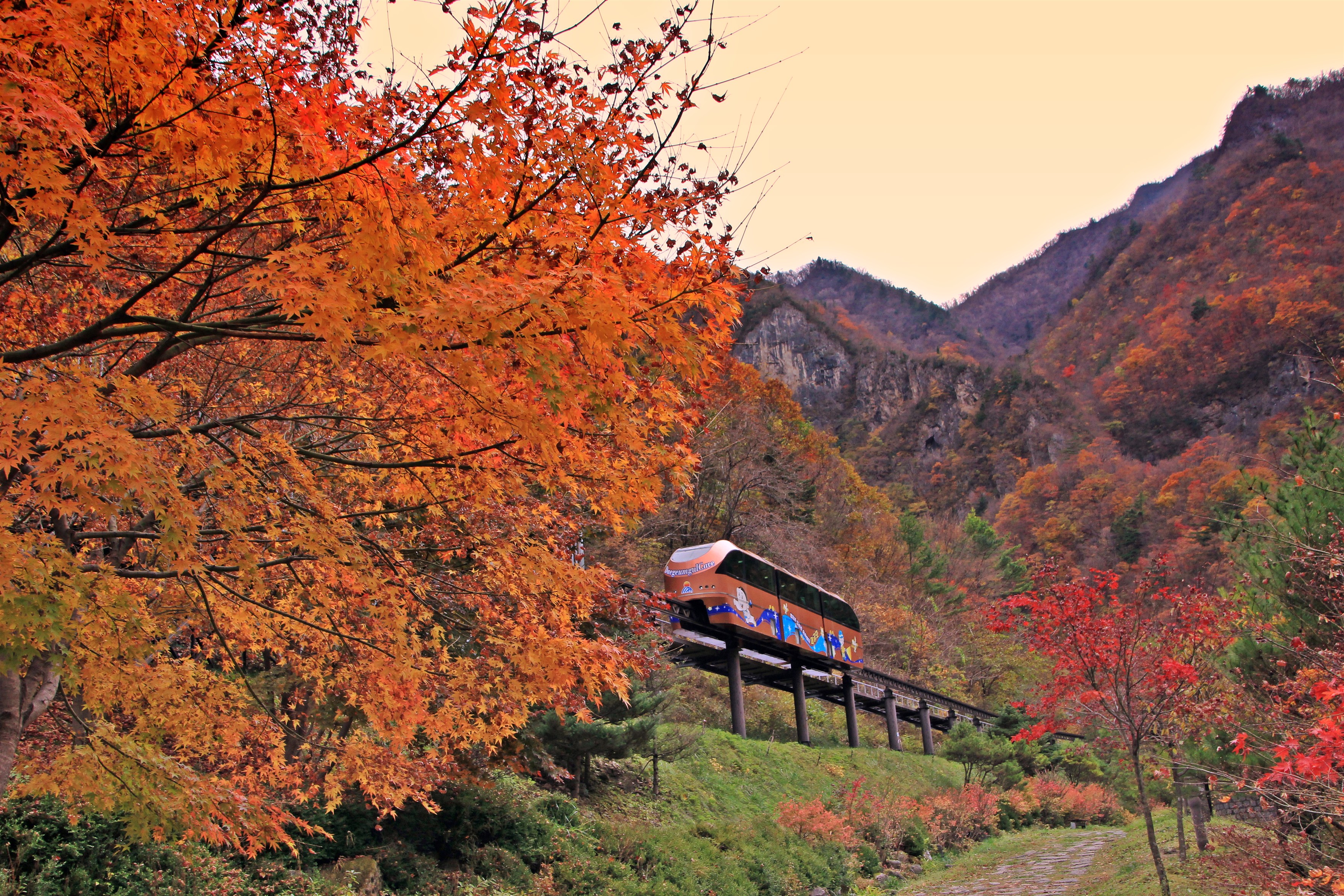 초겨울 하늘과 도시 전경 히어로 이미지