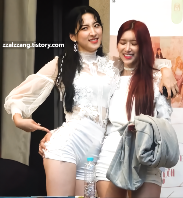 우주소녀 은서 엉덩이 만지는 다원 사진 1