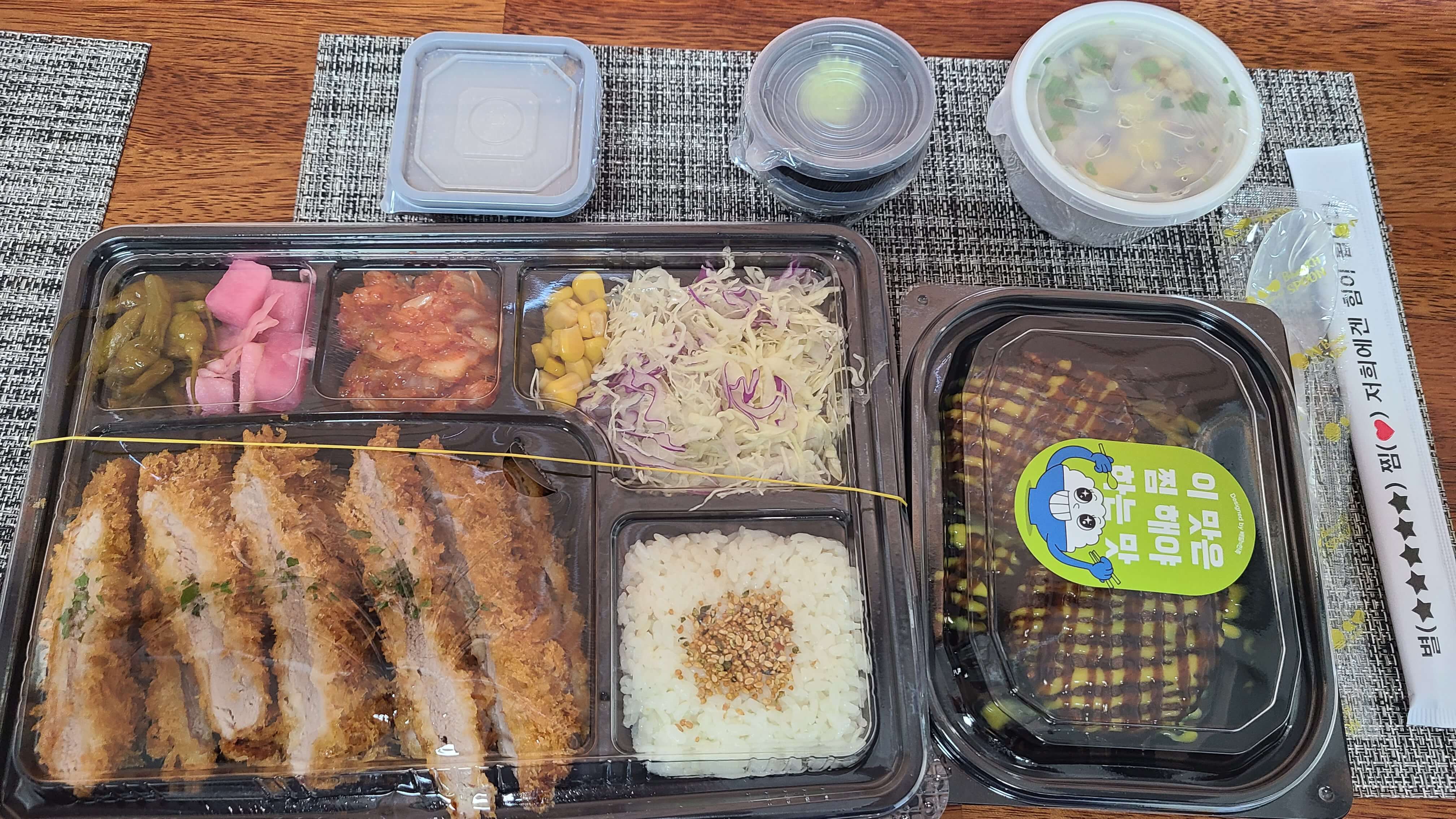 8486돈까스-테이블-진열