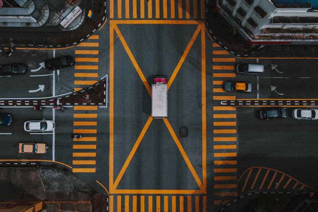 도로를 위에서 찍은모습과 많은 자동차들이 신호를 지키고있는 모습