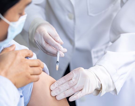 독감-무료접종-받는-남자