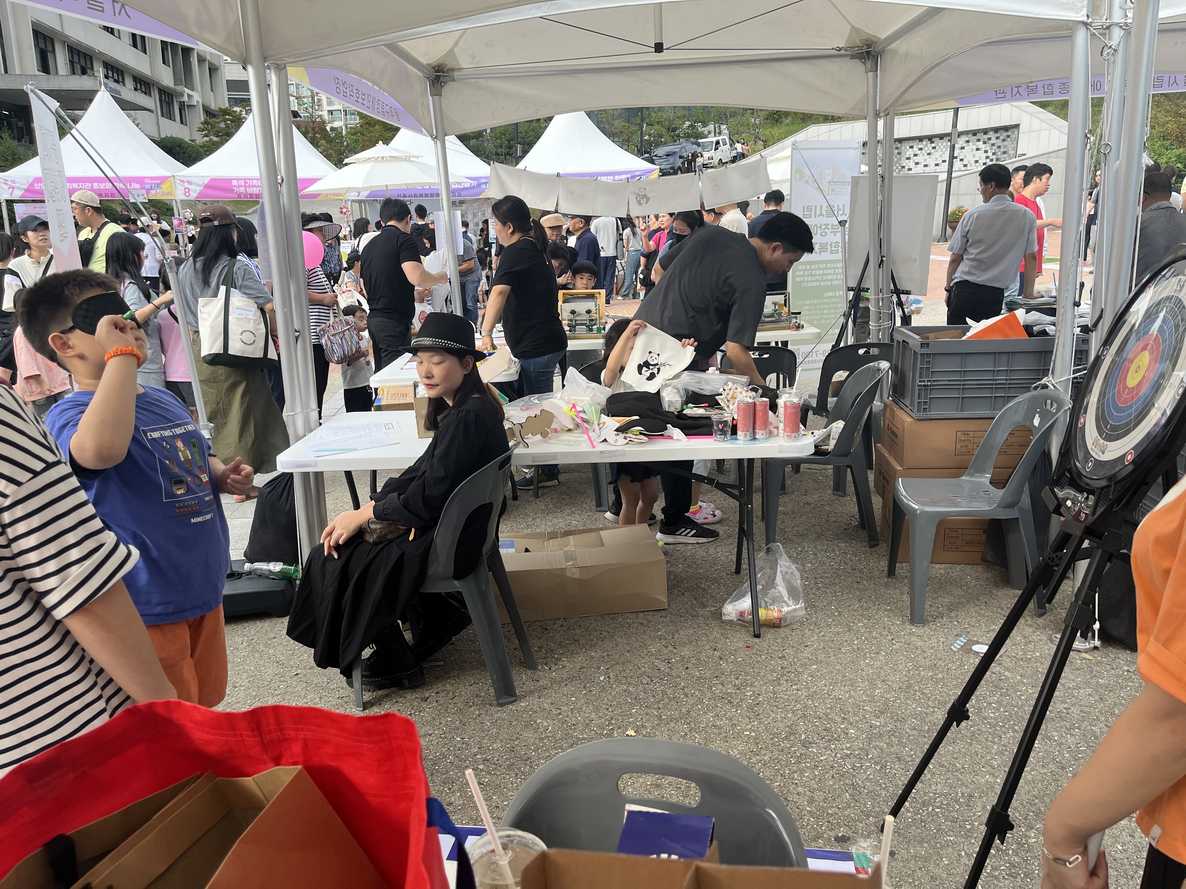 이미지설명: 한궁을 체험하는 어린이의 모습