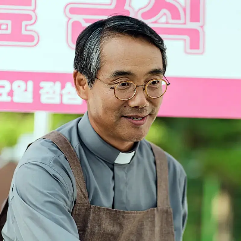 열혈사제2에서 홍선학 신부 역을 맡은 오만석