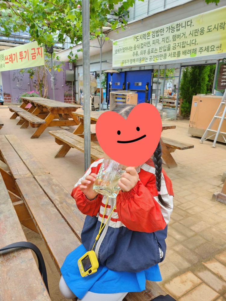 차를 마시는 아이