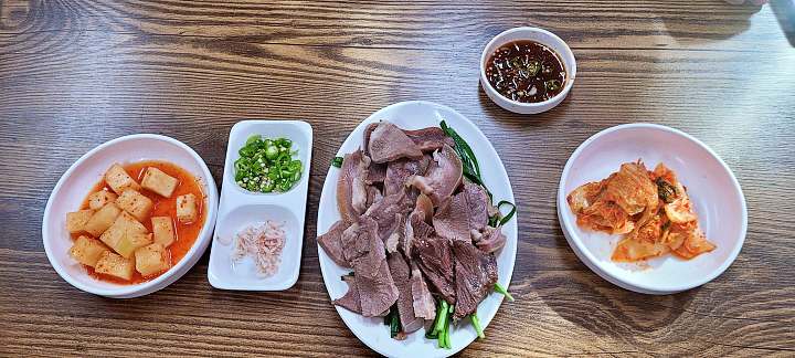 토요일은 밥이좋아 예산 백종원 예산시장 부근 소머리 국수 맛집 소머리국밥 장터 국밥 수육 예산10미 현지인 추천 토밥 좋아 방송정보
