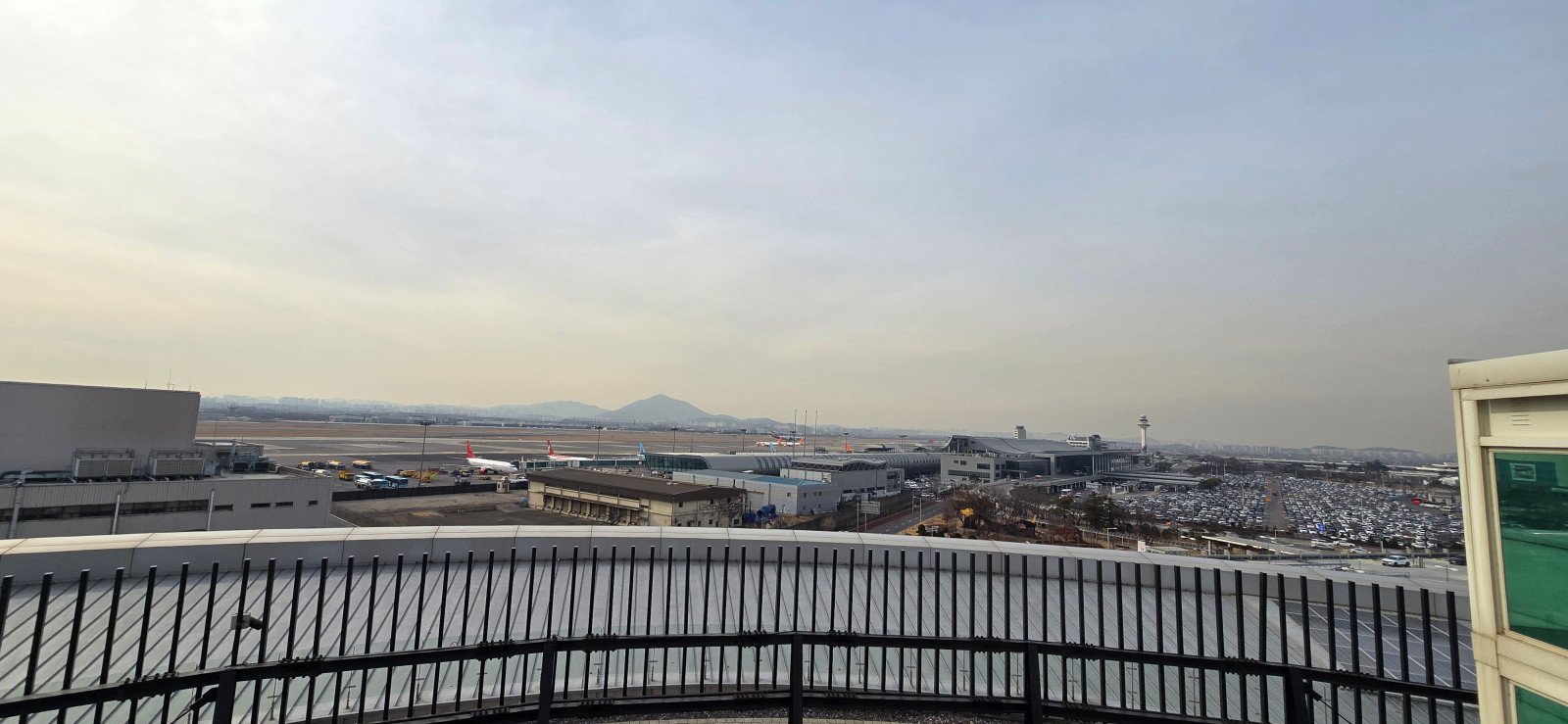 국립항공박물관 옥상 전망대에서 바라본 김포공항 활주로 전경. 여객기들이 줄지어 서 있고 공항 주변 도시와 주차장까지 한눈에 들어오는 모습.