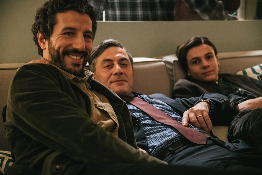 세 남자가 쇼파에 누워있는 모습