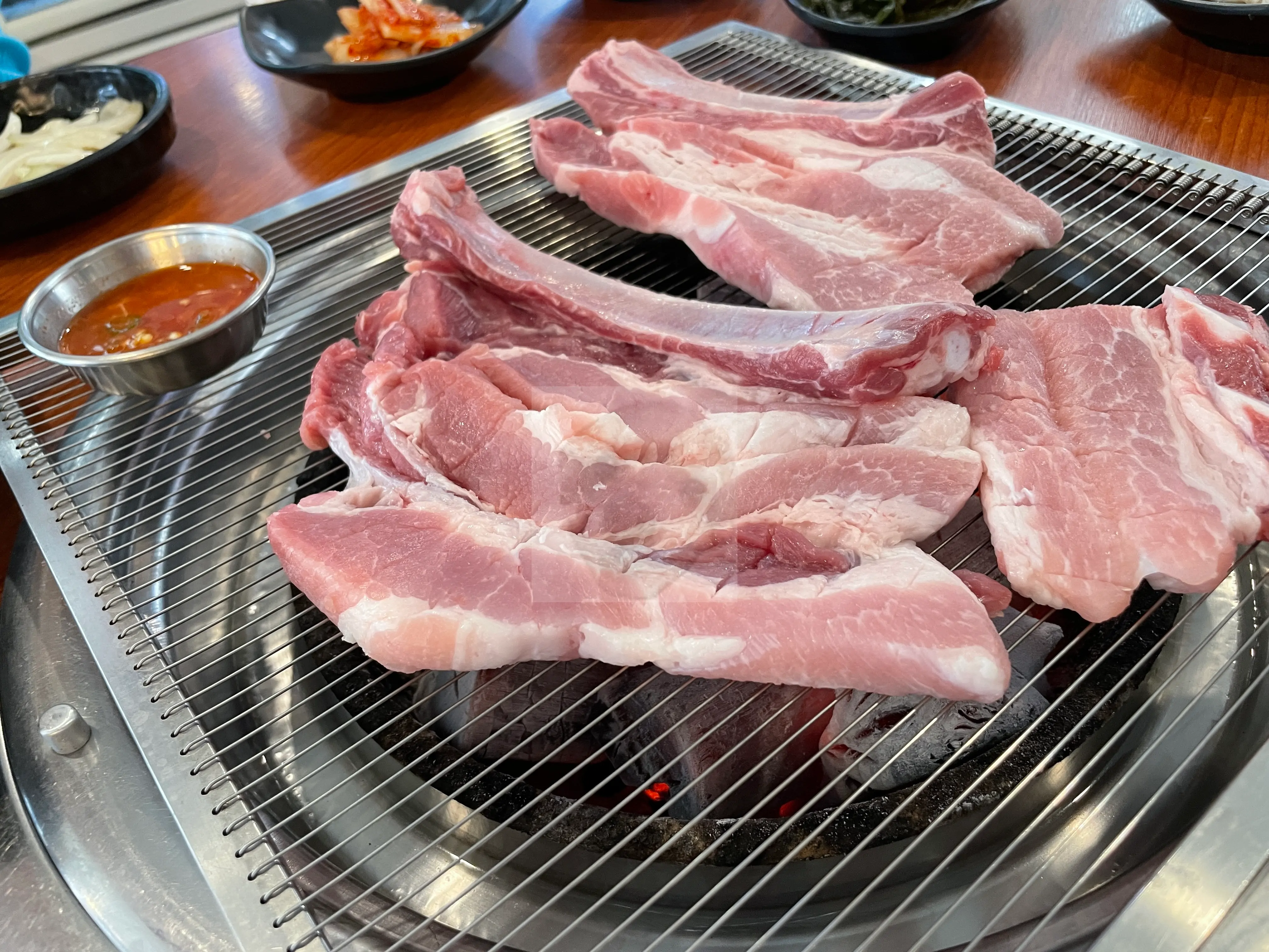 불판에 올라가는 생갈비