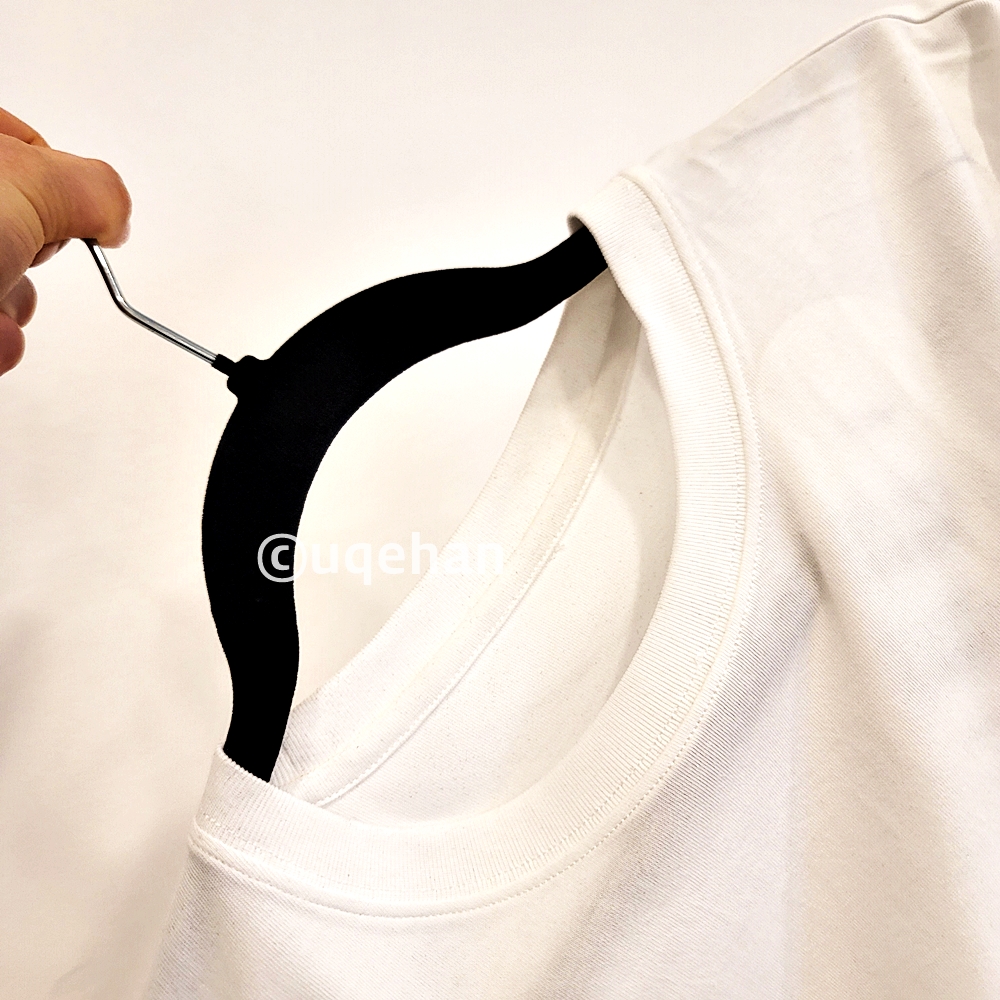 코스트코 논슬립 옷걸이에 흰 티를 걸어 세로로 들고 있는데 옷이 흘러내리지 않는 사진이다.