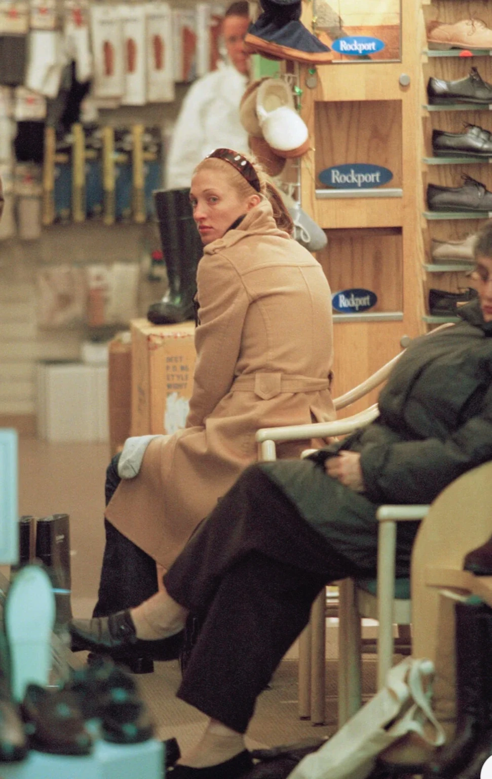 캐롤린베셋&#44;캐롤린베셋케네디&#44;캐롤린청바지&#44;부츠컷진&#44;90년대패션&#44;미니멀리즘룩&#44;콰이어트럭셔리&#44;리바이스517&#44;청바지스타일링&#44;아메리칸러브스토리&#44;HBO드라마&#44;존에프케네디주니어&#44;25년청바지트렌트&#44;레트로패션&#44;벨라하디드패션&#44;셀린느청청&#44;끌로에패션쇼&#44;티스토리패션&#44;트렌드분석&#44;패션아이콘&#44; 올드머니룩