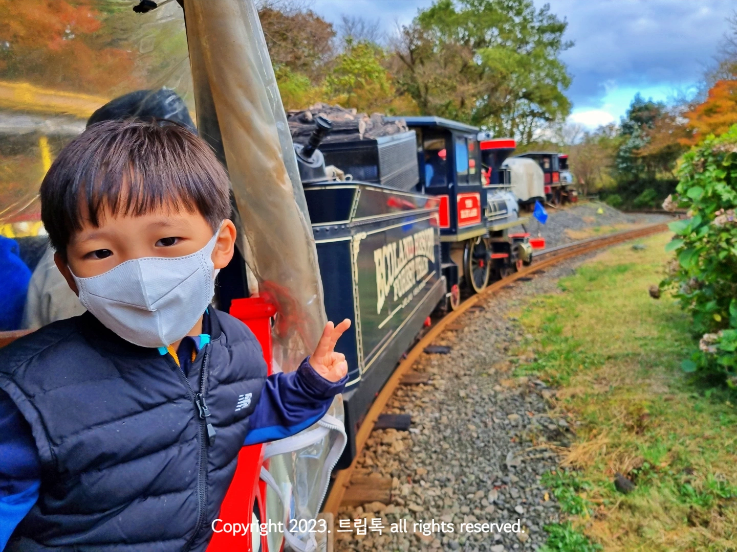 검정기차를 타고 있는 아이