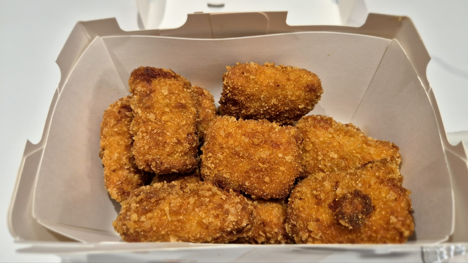 멕시카나 치필링치킨이 박스에 담겨져 있어서 먹음직스럽다
