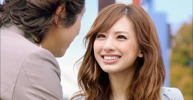 여성이 남성을 바라보며 환하게 미소 짓는 장면, 영화 핸섬수트 스틸컷