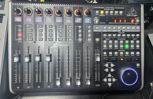 DAW 컨트롤러 X-Touch 사진