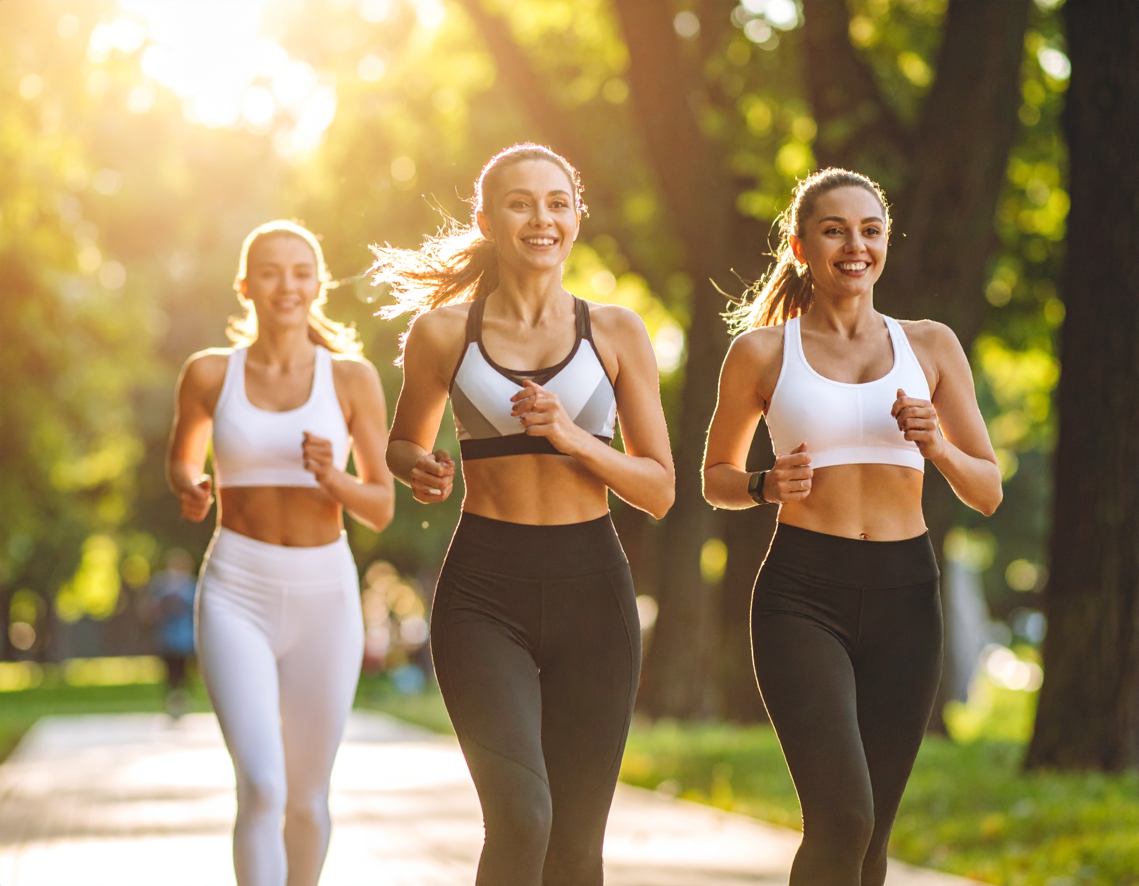 공원에서 함께 달리는 여성 러닝 크루, 인터벌 러닝과 Zone 2 유산소 운동을 실천하는 모습