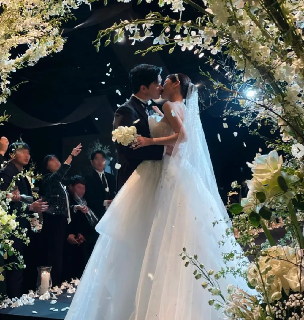 이정후-웨딩드레스를 입은 이가현과 검은정장을 입은 고우석이 결혼식 하는 모습