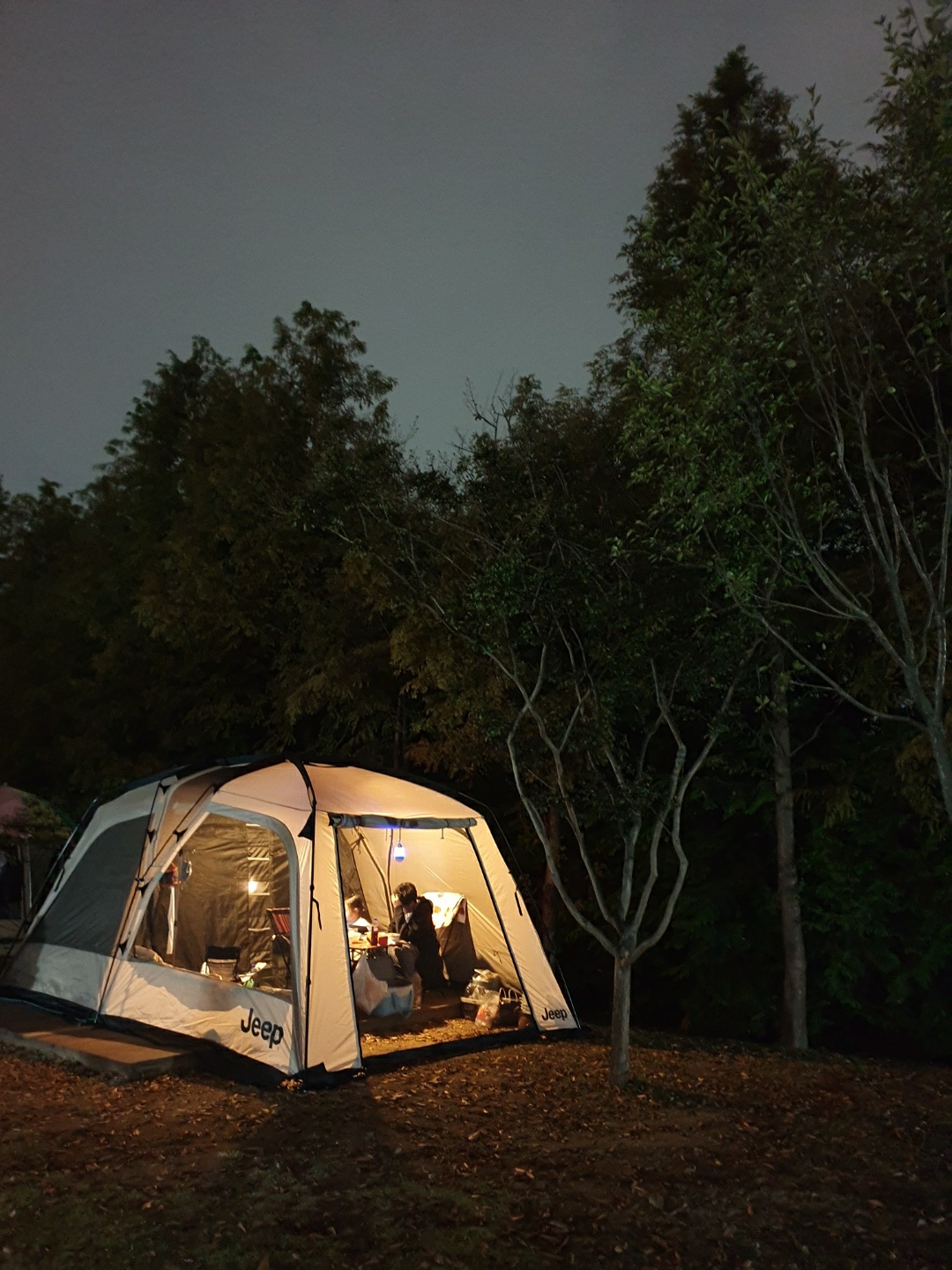 밤의 텐트 풍경